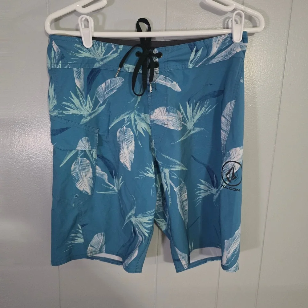 Volcom Board Shorts Mens 29 Blue Tropical Bird of Paradise Palm Swim Trunks‎